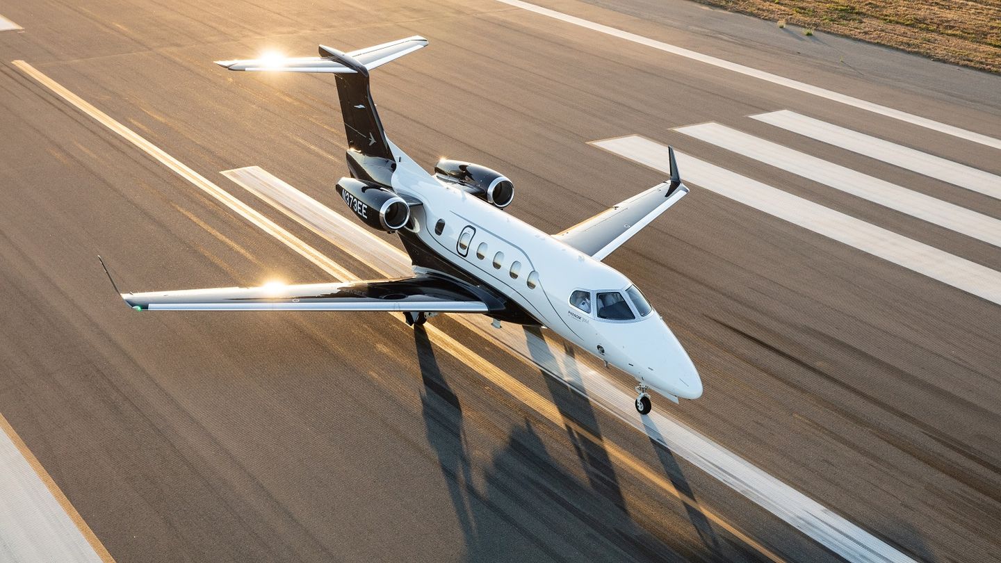 The Alpine Hangar: ski sets and their winter jets