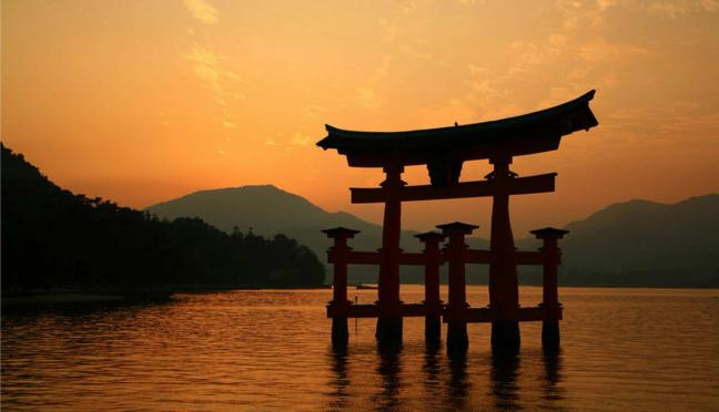 Santuario Itsukushima torii shinto gate at sunrise