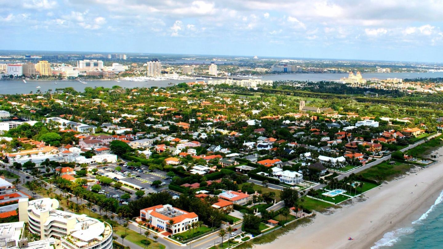 Palm Beach: A swampy place for murky people