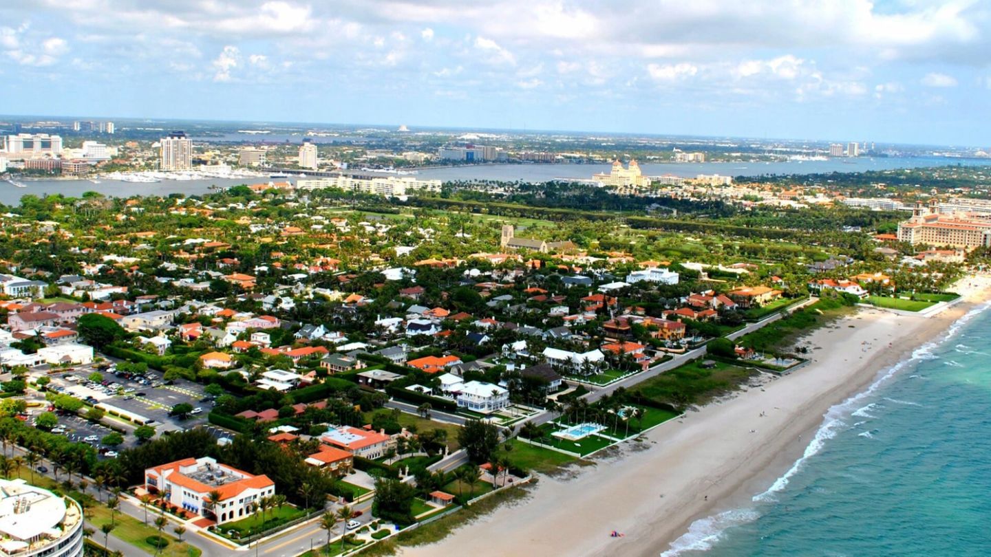 Palm Beach: A swampy place for murky people