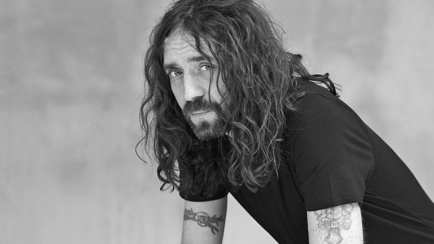 How artist Ross Muir brushes new life into old masterpieces