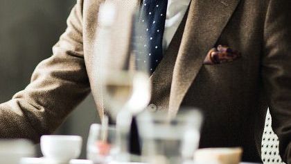 How a gentleman should act in a restaurant