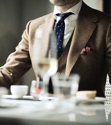 How a gentleman should act in a restaurant