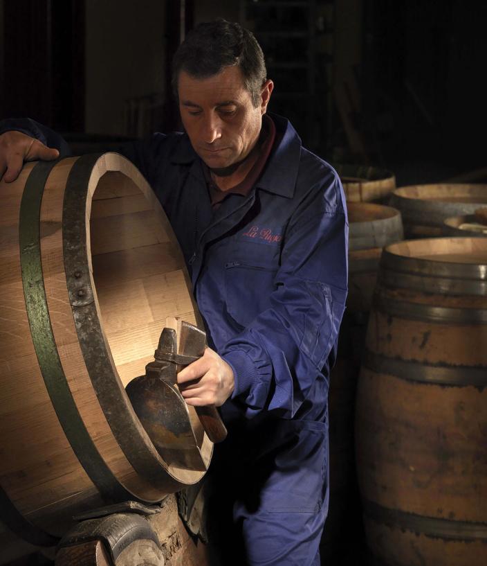 Man preparing barrels for La Rioja Alta