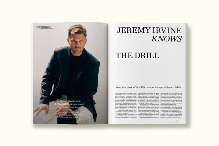 Intervista a Jeremy Irvine su una rivista