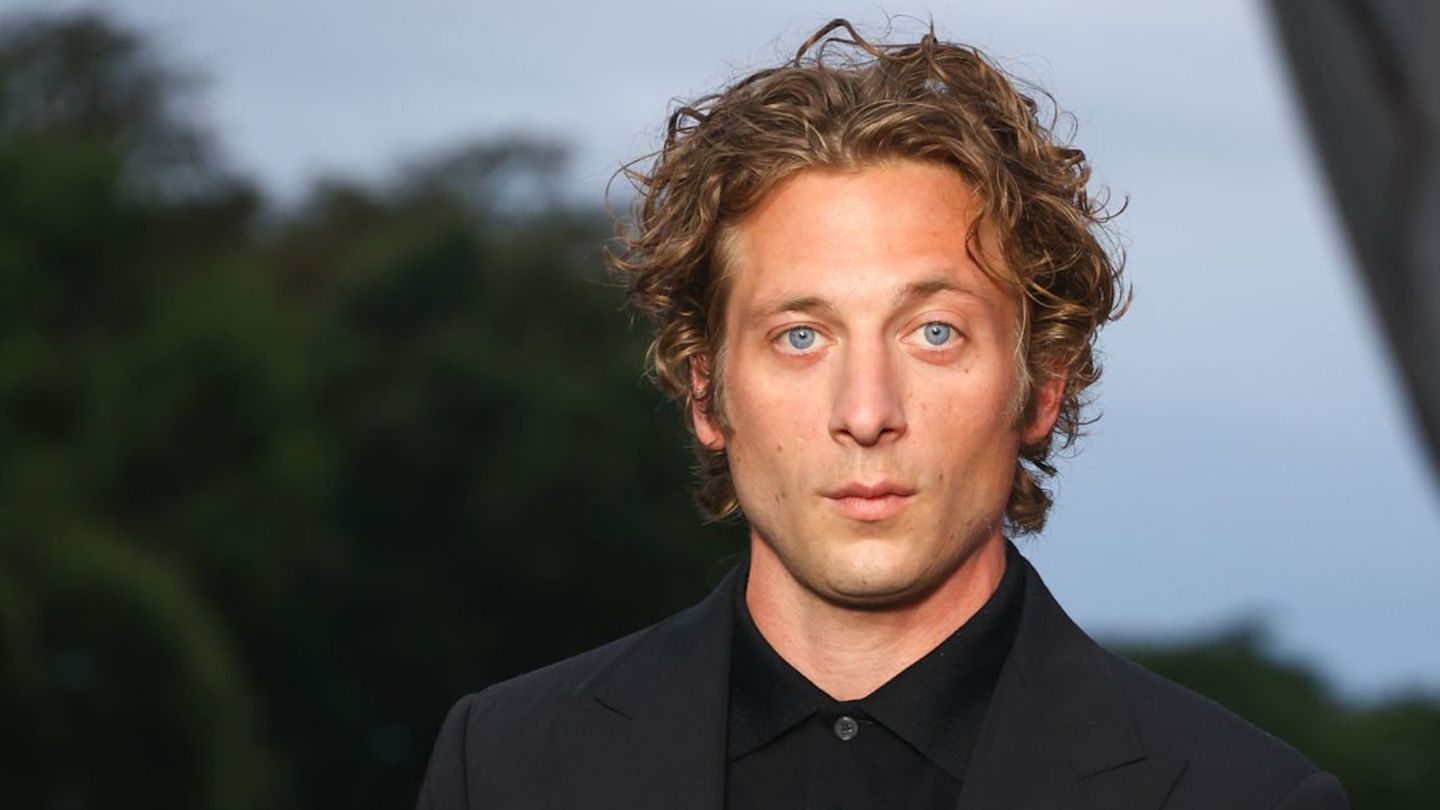 How to get Jeremy Allen White's frizz-free curls