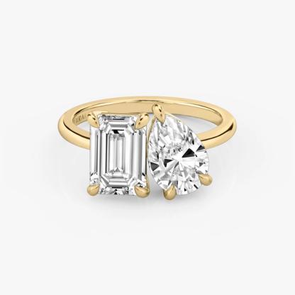 O anel de noivado Toi et Moi com esmeralda e diamante em forma de pera
