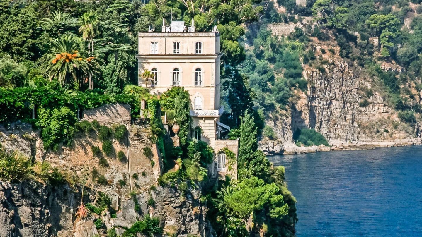These are the 8 most luxurious Airbnbs in the world
