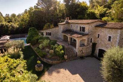 Stone Provençal villa surrounded by gardens at La Retraite