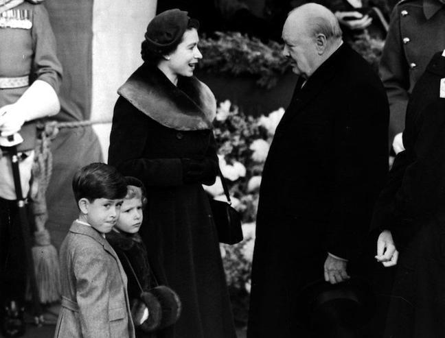 1953. Elizabeth with Winston Churchill (Central Press : Getty Images)