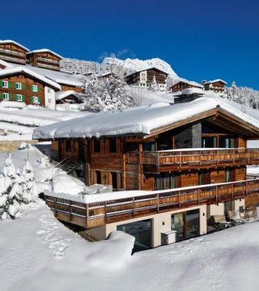 Chalet 1551 above Lech surrounded by snow
