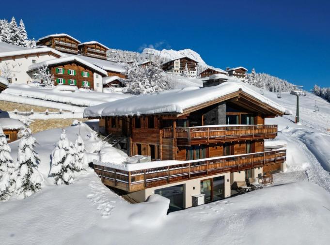 Chalet 1551 above Lech surrounded by snow