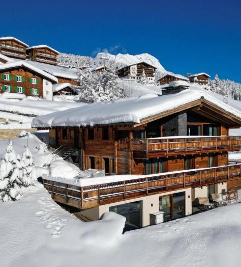 Chalet 1551 above Lech surrounded by snow