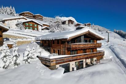 Chalet 1551 above Lech surrounded by snow