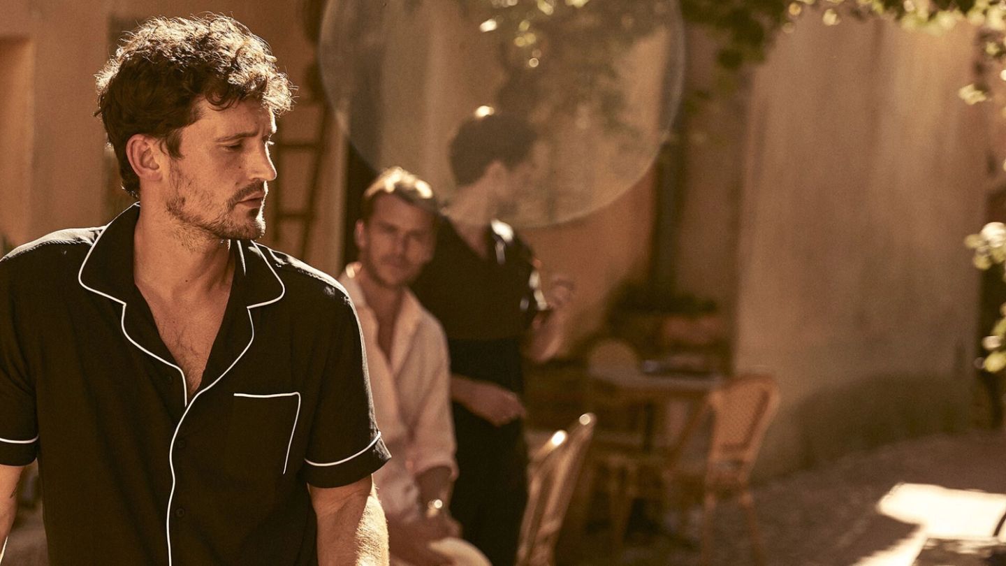 Yes, short sleeve shirts are stylish again