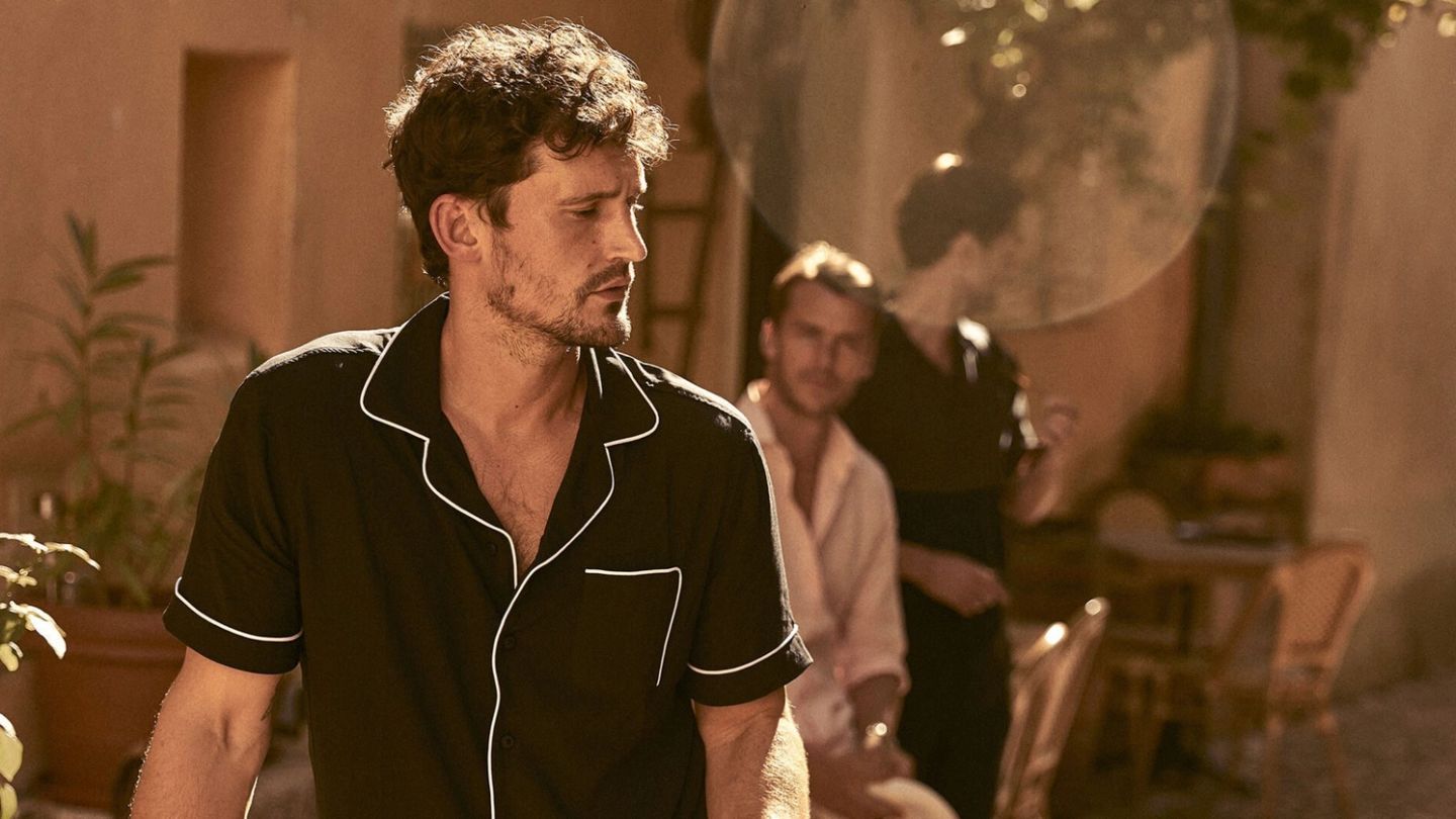 Yes, short sleeve shirts are stylish again