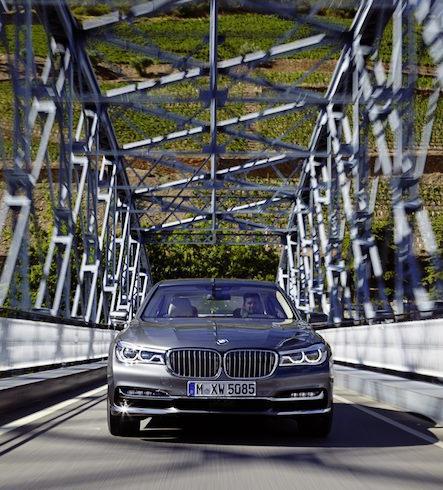 REVIEW: exploring the BMW 7 Series… and its party trick