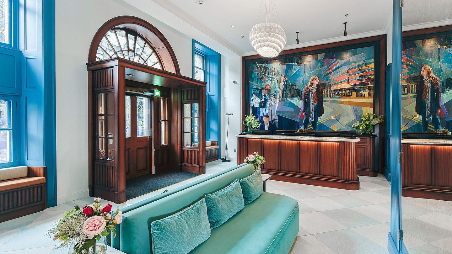 Step inside Cheval Old Town Chambers, a luxury residence in the heart of Edinburgh