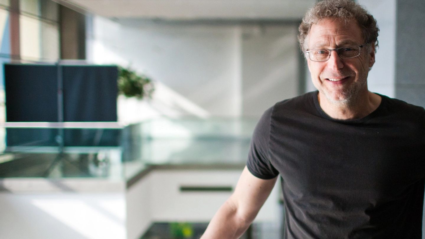 This theoretical physicist is about to make you smarter