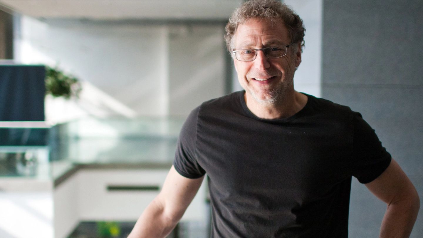This theoretical physicist is about to make you smarter