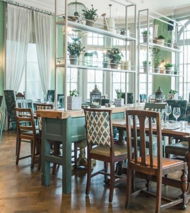 Watch the Boat Race from our 6 favourite Thameside pubs