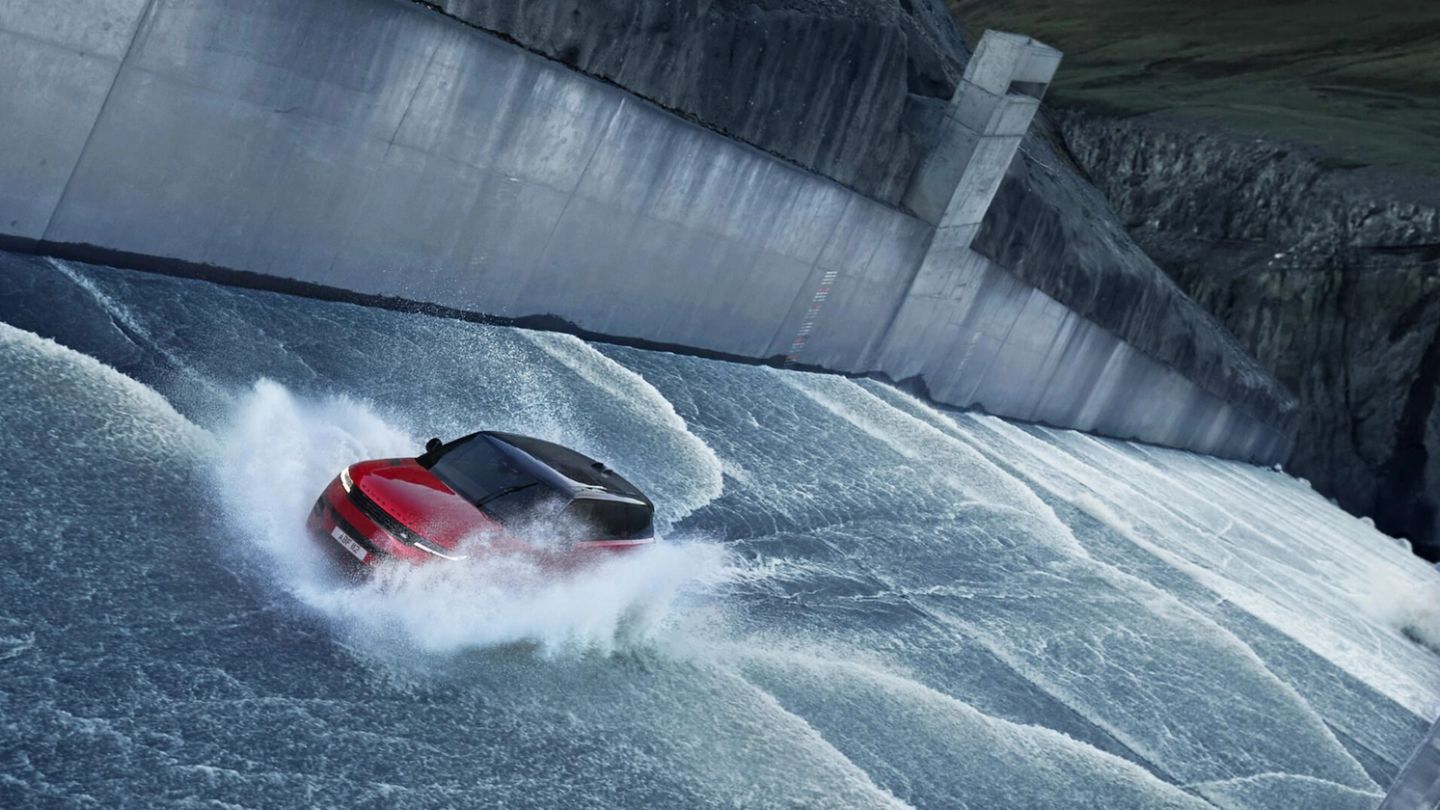 How a No Time To Die stunt driver drove up a dam in a Range Rover Sport