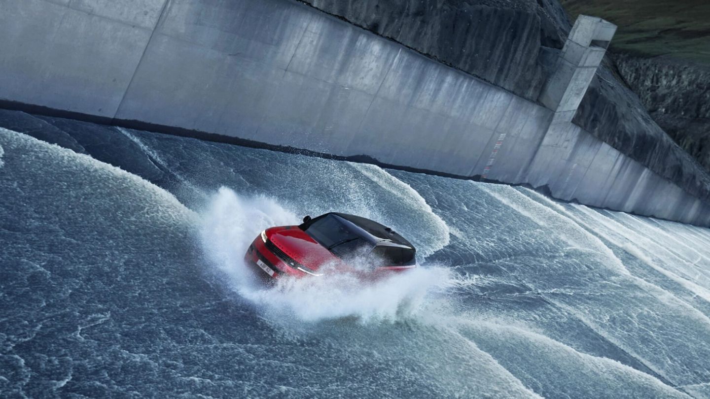 How a No Time To Die stunt driver drove up a dam in a Range Rover Sport