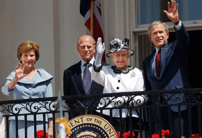 2007 - Elizabeth with George W. Bush on the balcony of the White House. (Anwar Hussein)