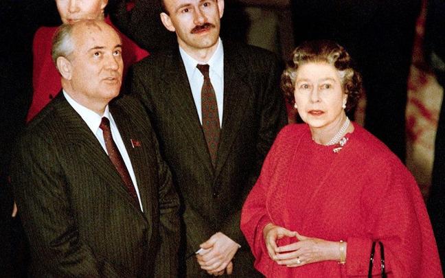 1989 - The Queen with Mikhail Gorbachev during his official visit to Britain (Andre De Wet:AFP)