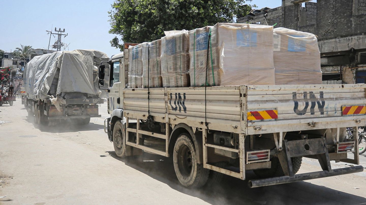 Powerful crime families are stealing aid in Gaza