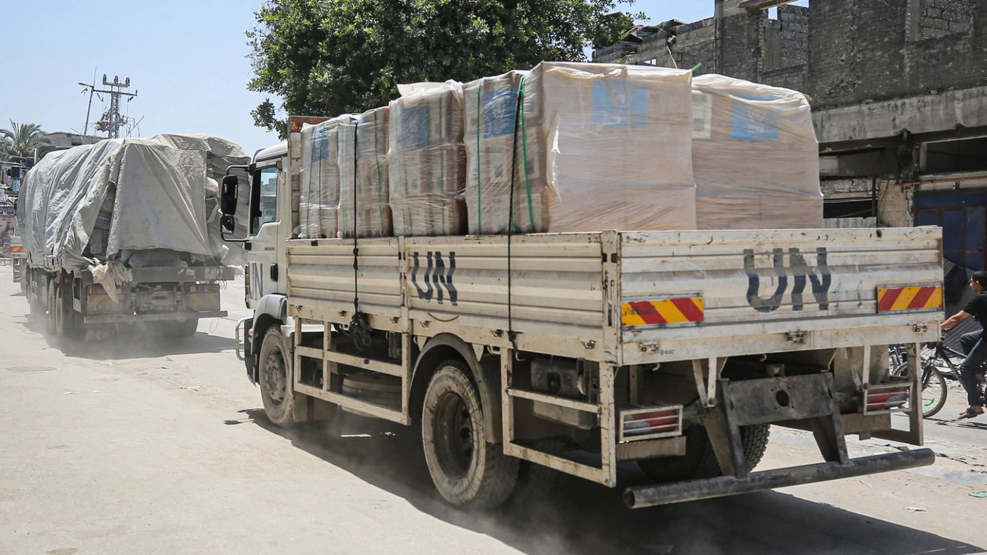 Powerful crime families are stealing aid in Gaza
