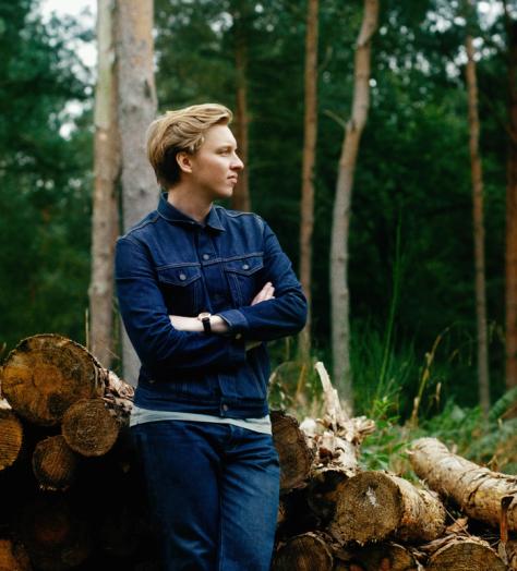 George Ezra on fame, fear — and almost losing his foot (well, sort of…)