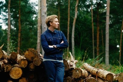 George Ezra on fame, fear — and almost losing his foot (well, sort of…)