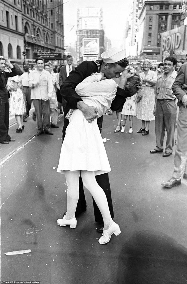 VE day kiss