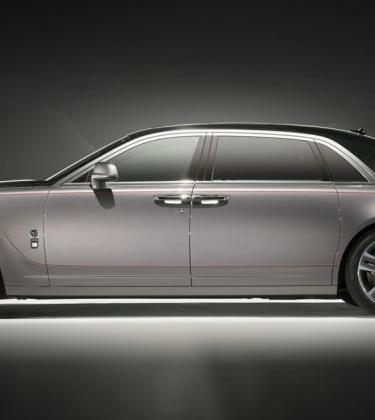 The new Rolls-Royce is painted with diamonds
