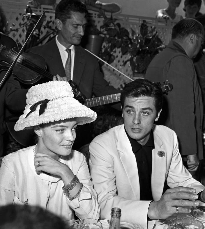 Alain Delon et Romy Schneider se rendent au restaurant à Cannes pendant le Festival (photo de Daniel FallotINA via Getty Images)