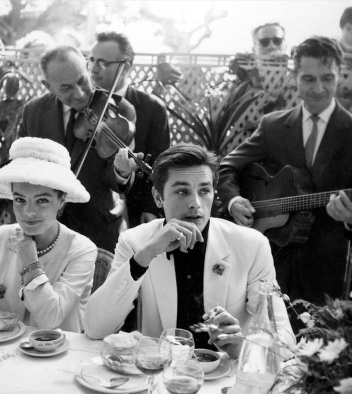 Alain Delon et Romy Schneider se rendent au restaurant à Cannes pendant le Festival (photo de Daniel FallotINA via Getty Images)