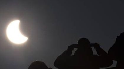 10 of the funniest reactions to the eclipse on social media