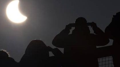 10 of the funniest reactions to the eclipse on social media