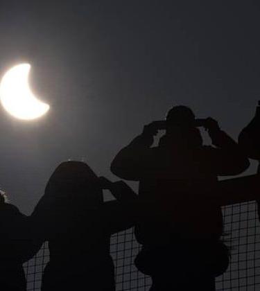 10 of the funniest reactions to the eclipse on social media