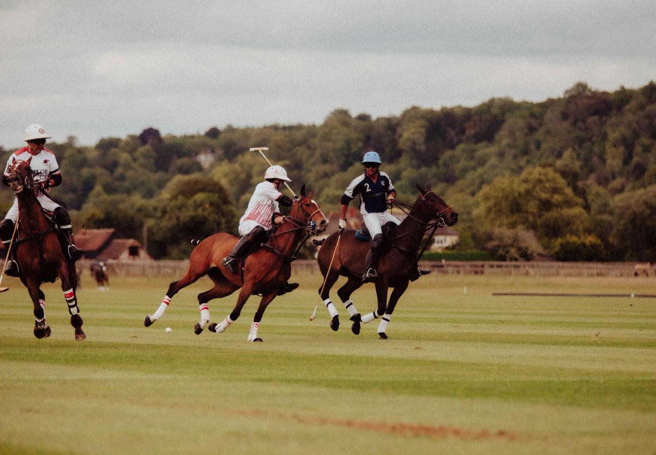 polo-players-shoot-action