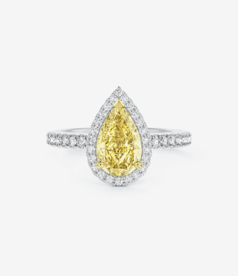 De Beer Aura pear-shaped diamond ring