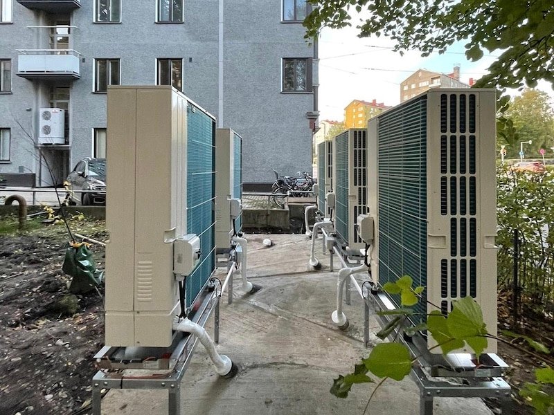 Hybridi-lämmitys: kaukolämpö ja ilma-vesilämpöpumppu.