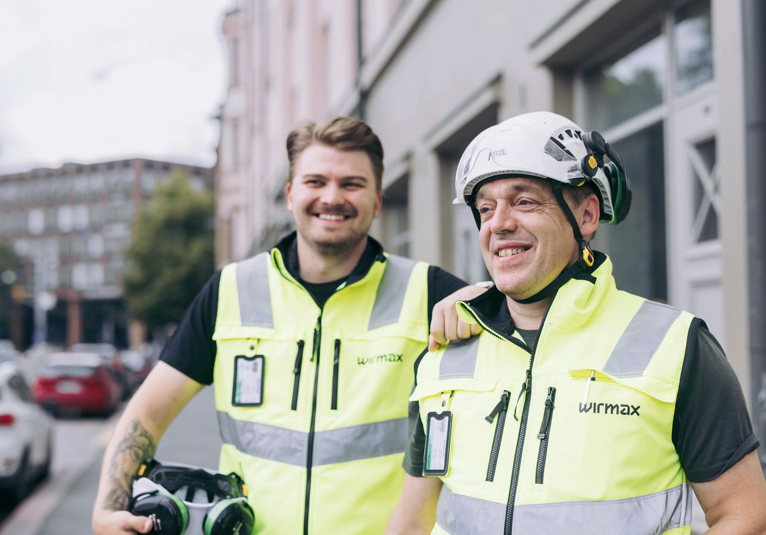Sähköasentaja asentaa alasvaloa alakaton aukkoon tikkailta.