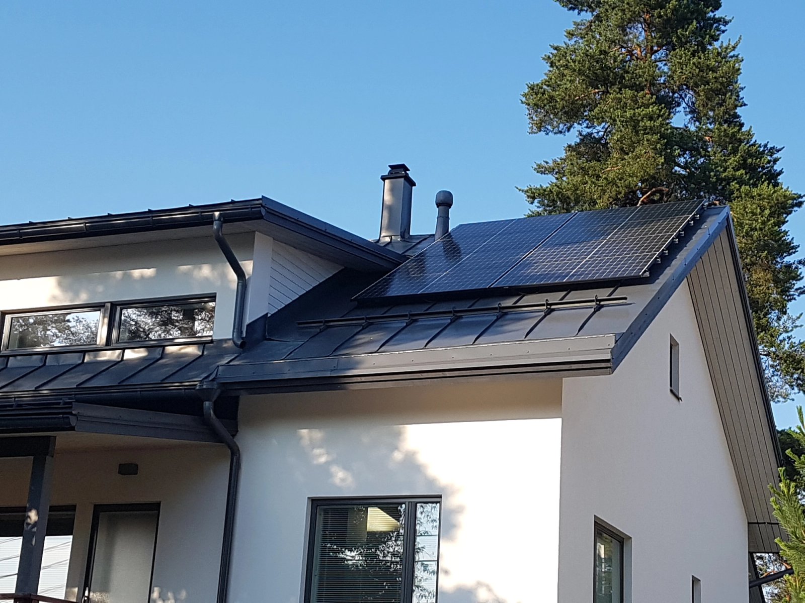 Aurinkopaneelit asennettuna Wirmax Solarilta.