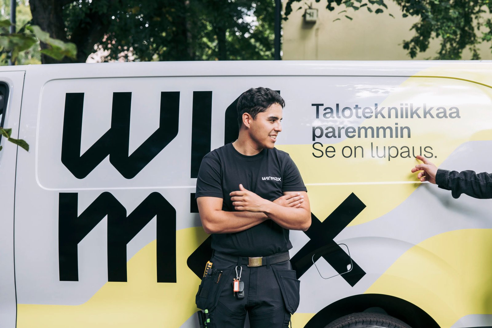 Wirmax lvi-asentaja seisoo auton edessä