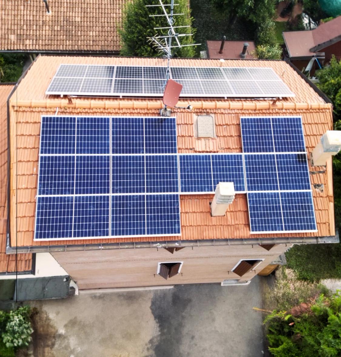 un tetto con un pannello fotovoltaico