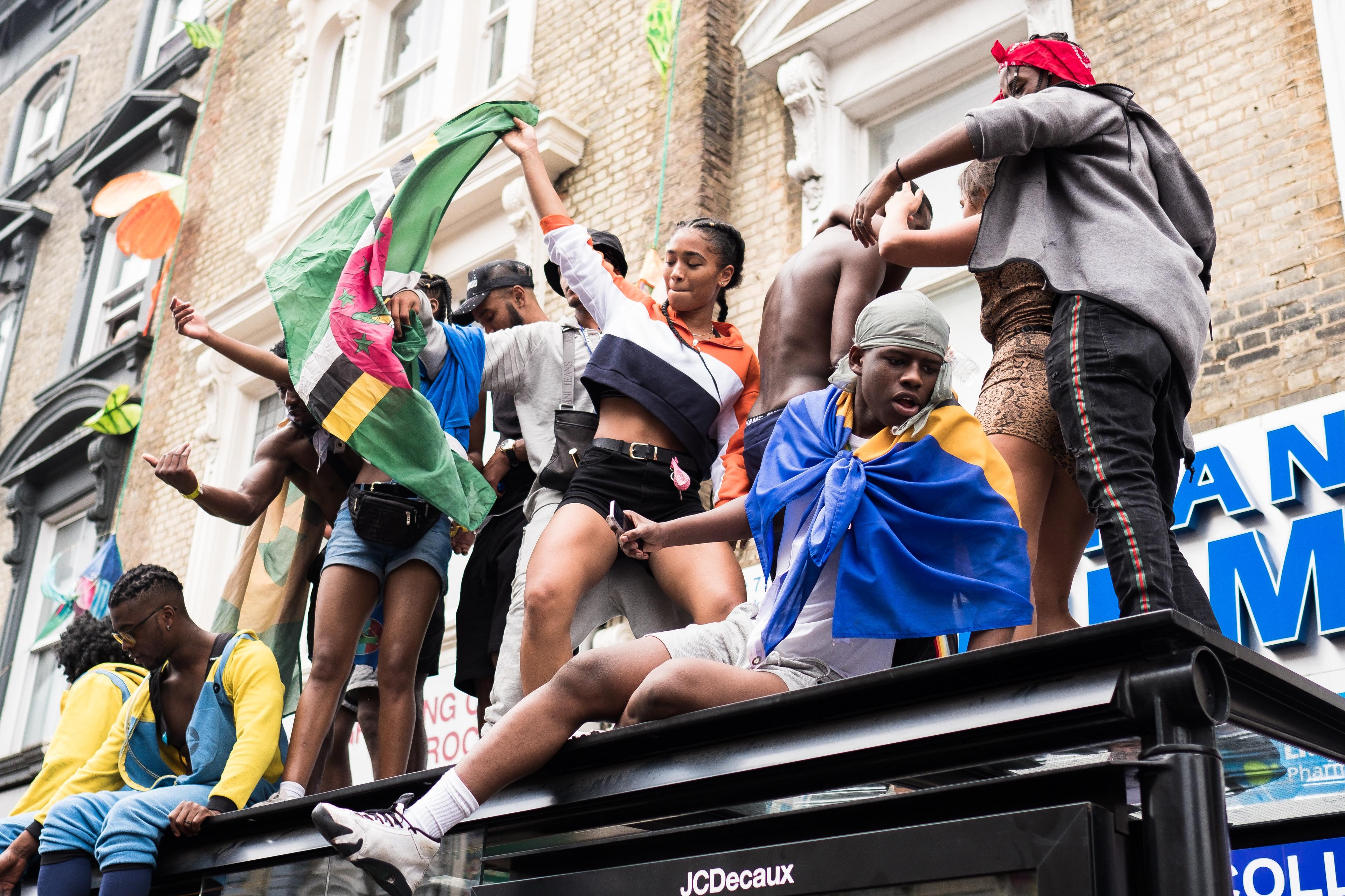 Die Menschen feiern den Notting Hill Carnival auf der Straße