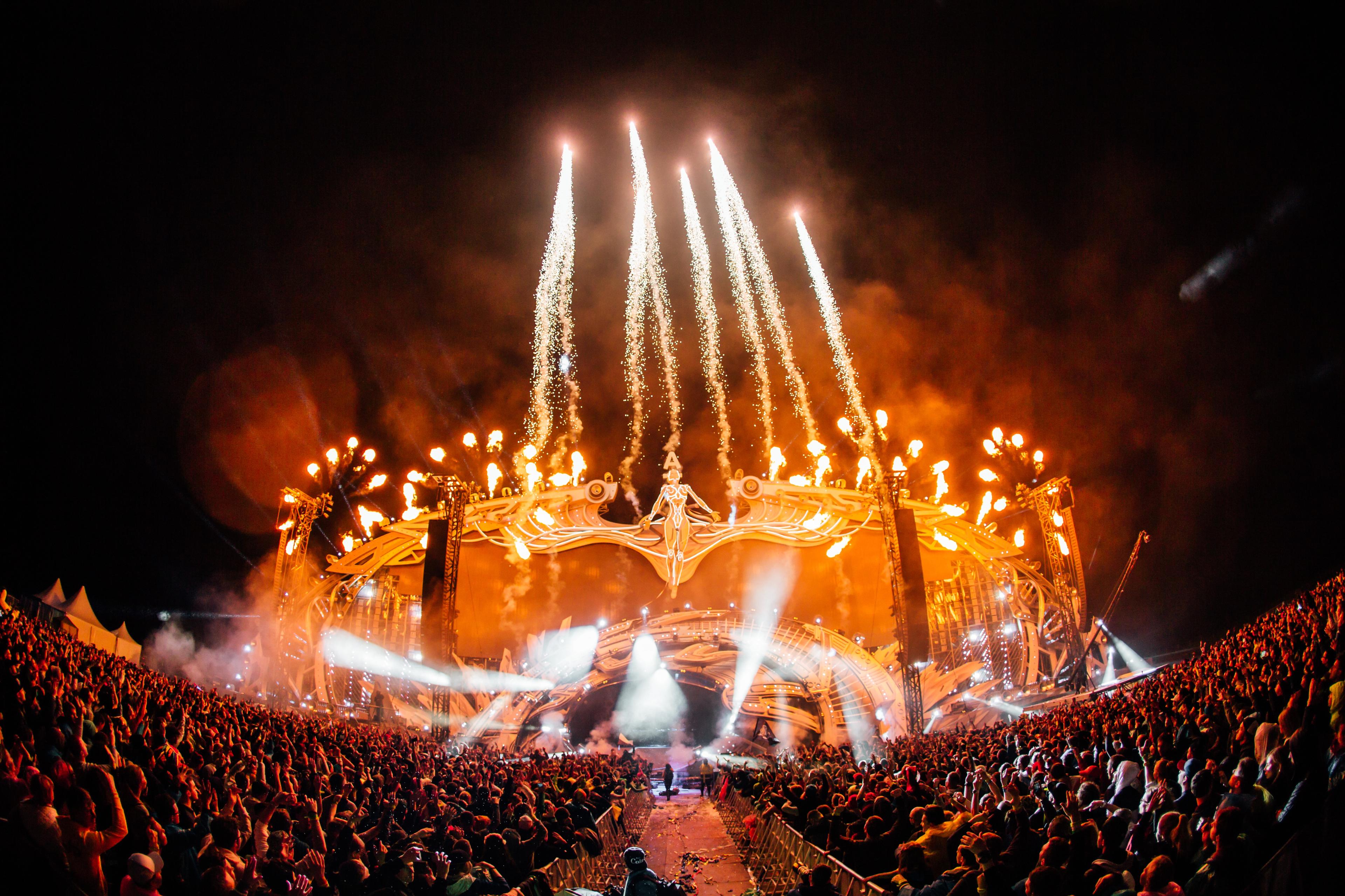 Die Bühne des Tomorrowland während eines Feuerwerks
