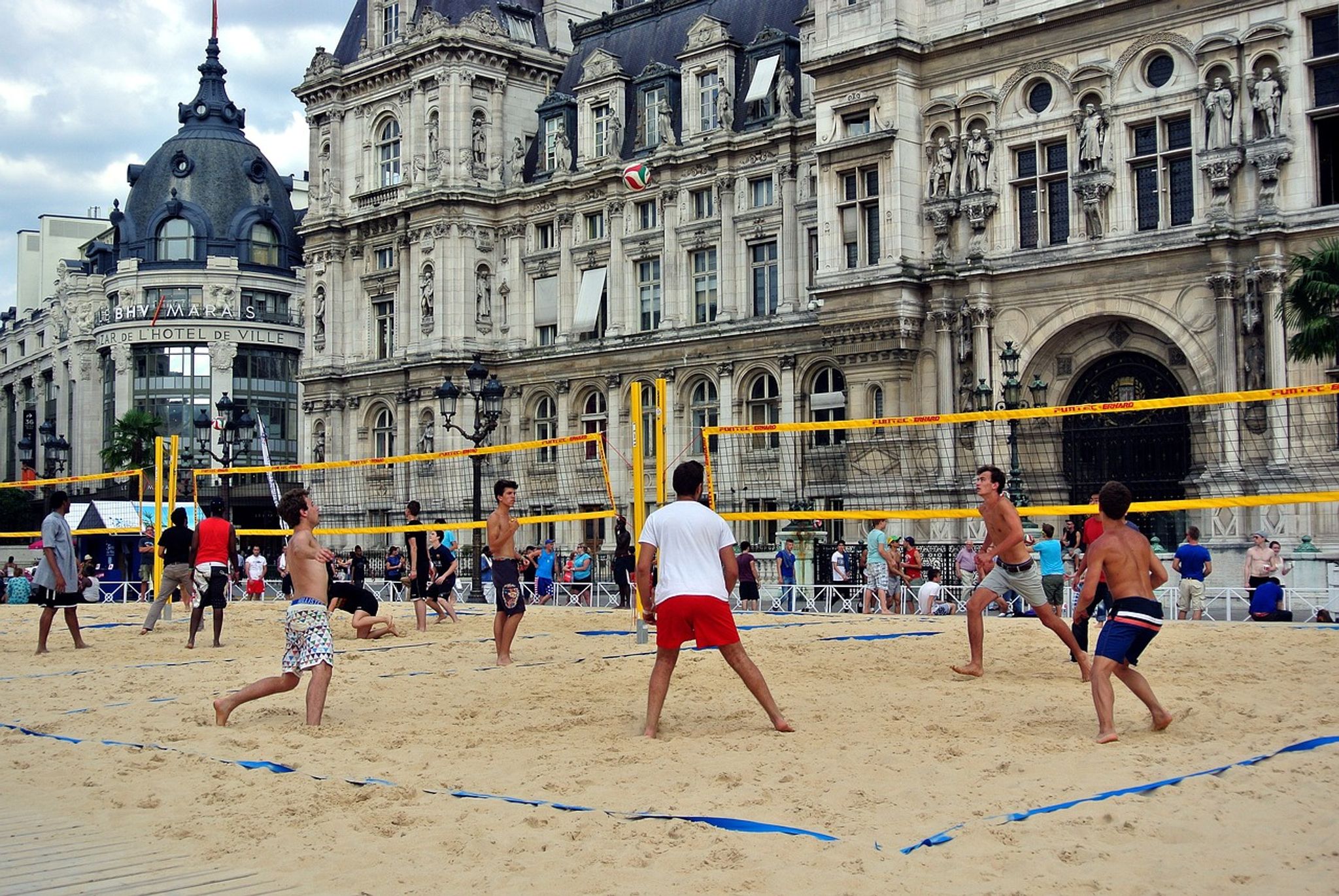 Junge Männer spielen Beachvolleyball in Paris